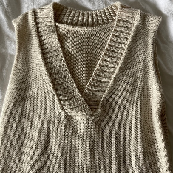 Beige v-neck sweater vest - Picture 3 of 4